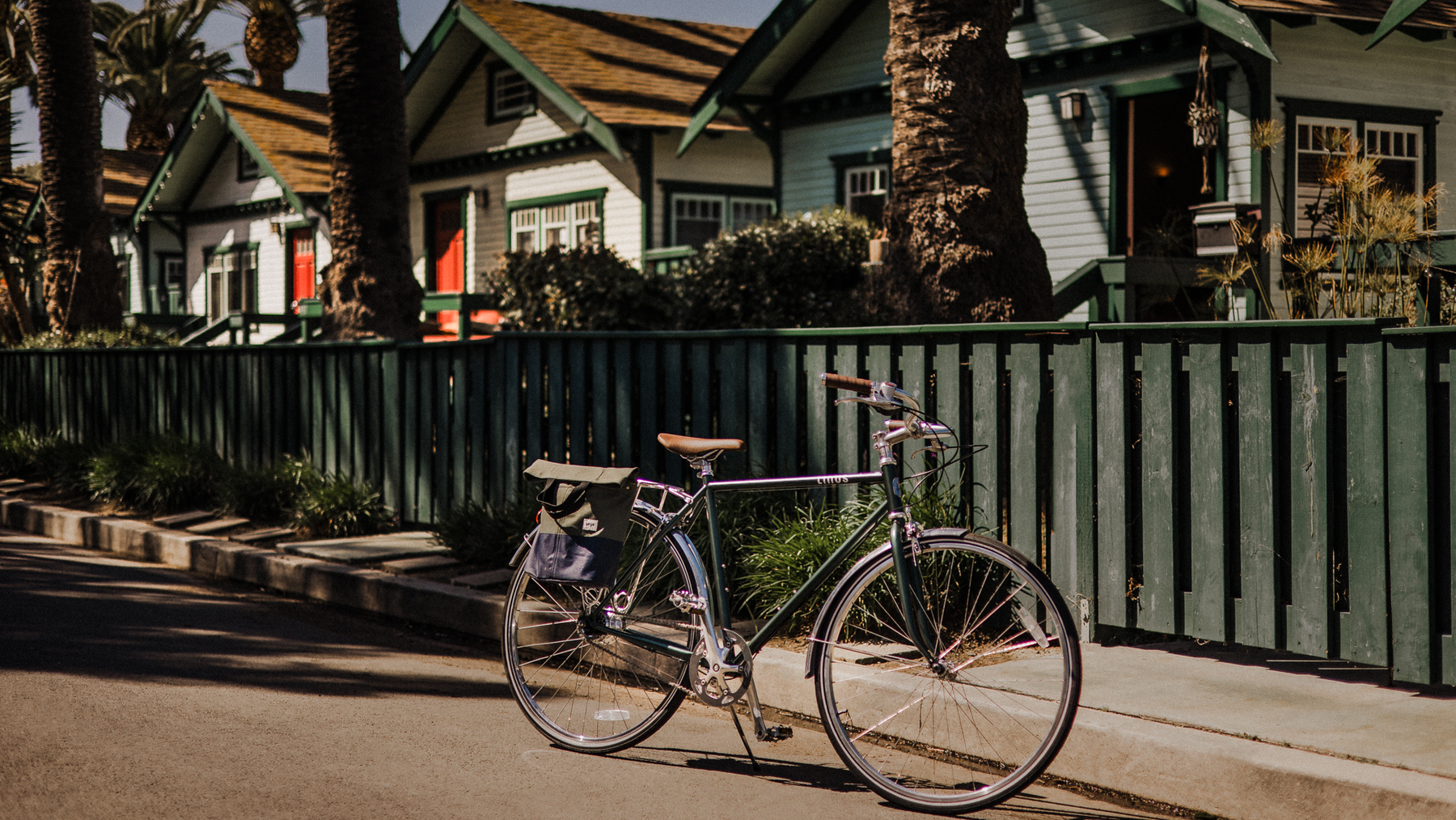 Linus Roadster 7i in front of Venice, California beach house